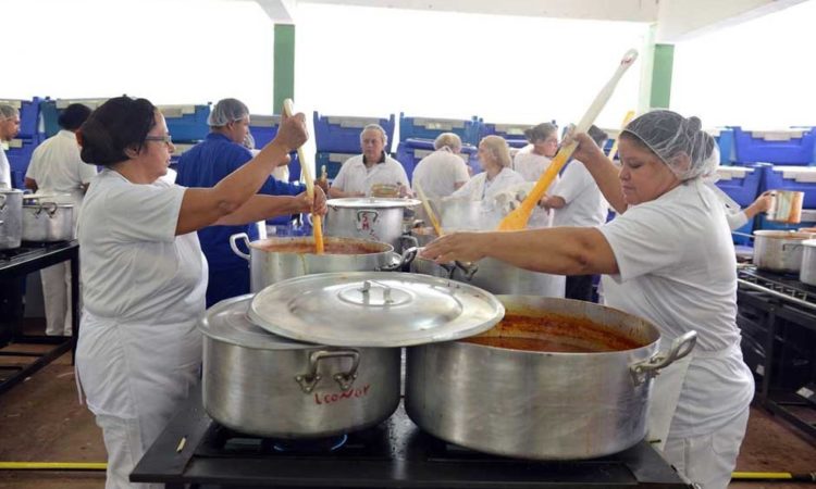 Auxiliar de DP, Cozinheiro - R$ 1.847,08 - Efetuar o preparo das refeições, trabalhar em equipe - Rio de Janeiro 