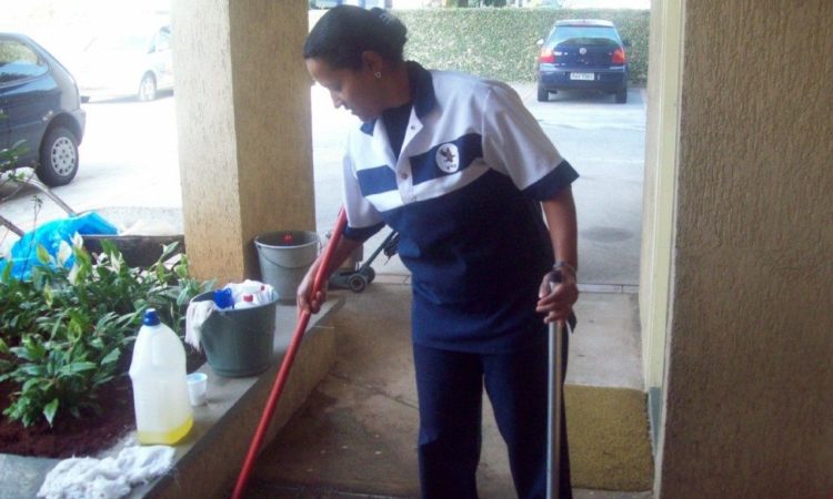 Mensageiro de Hotel, Auxiliar de Limpeza - R$ 1.200,00 - Atendimento ao público, auxiliar na limpeza geral - Rio de Janeiro 