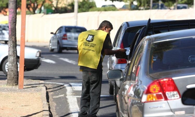 Atendente, Panfleteiro - R$ 1.200,00 - Gostar de trabalho em equipe, atendimento ao público - Rio de Janeiro 