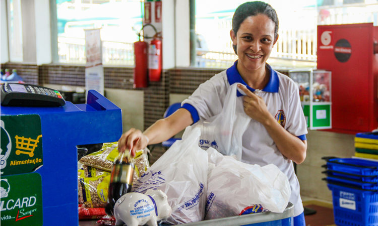 Copeiro, Empacotadora - Empacotar as compras, ter bom relacionamento interpessoal - R$ 1.200,00 - Rio de Janeiro 