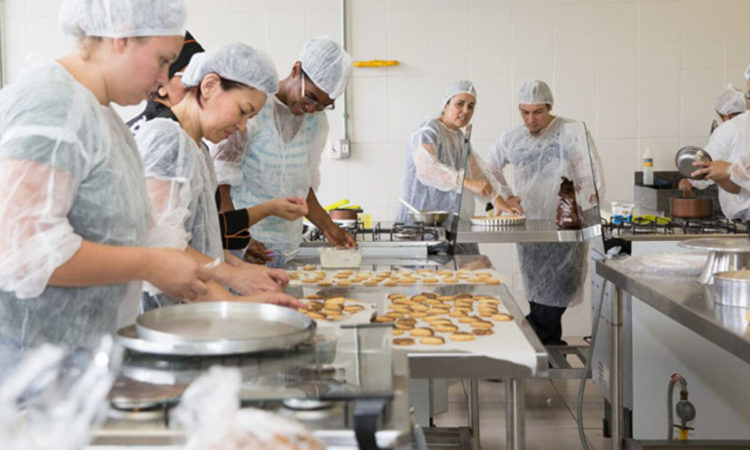 Recepcionista, Auxiliar de Cozinha - R$ 1.100,00 - Atendimento telefônico, demonstração de produtos - Rio de Janeiro 