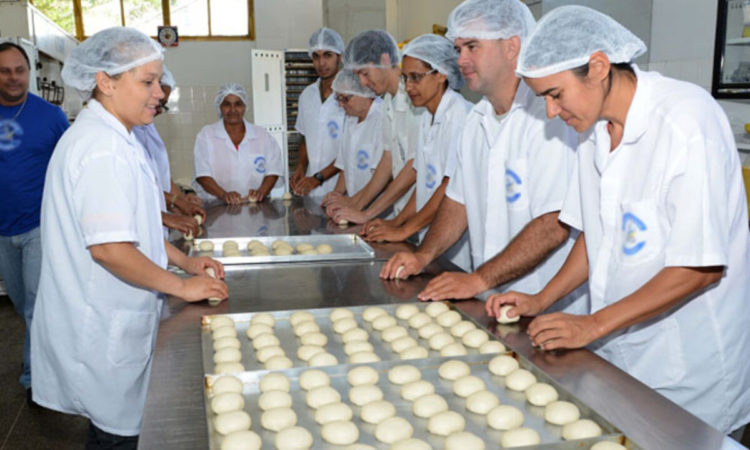 Auxiliar de Serviços Gerais, Confeiteiro - R$ 1.200,00 - Preparar novos doces e bolos, ser organizado - Rio de Janeiro 