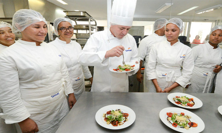 Confeitaria, Auxiliar de Cozinha - R$ 1.351,00 - Preparar e ajudar no preparo de diversos doces e bolos - Rio de Janeiro 