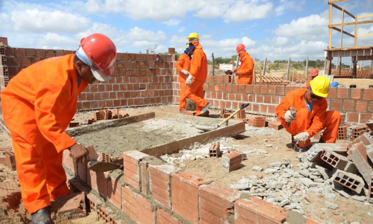 Auxiliar de Serviços Gerais, Servente de Obras - R$ 1.309,47 - Limpeza do local, fornecer suporte às atividades de manutenção - Rio de Janeiro 