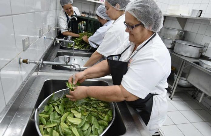 Encarregado de Hortifruti, Auxiliar de Cozinha - R$ 1.600,00 - Trabalhar com frutas, preparo de refeições - Rio de Janeiro 