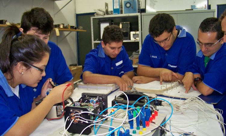 Técnico em Eletrônica, Auxiliar de Serviços Gerais - R$ 1.300,13 - Utilizar ferramentas, ajudar na limpeza do local - Rio de Janeiro 