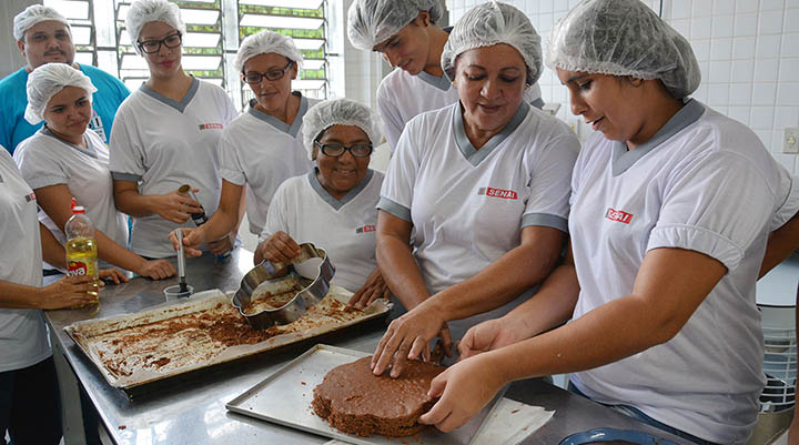 Confeiteiro, Costureira - R$ 1.700,00 - Preparo de bolos e recheios diversos - Rio de Janeiro 