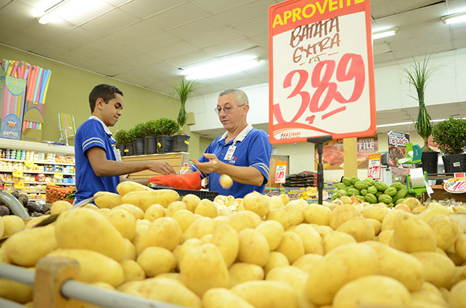 Encarregado de Hortifruti, Auxiliar de Jardineiro - R$ 1.600,00 - Noções de paisagismo, responsável pelo setor de frutas - Rio de Janeiro 