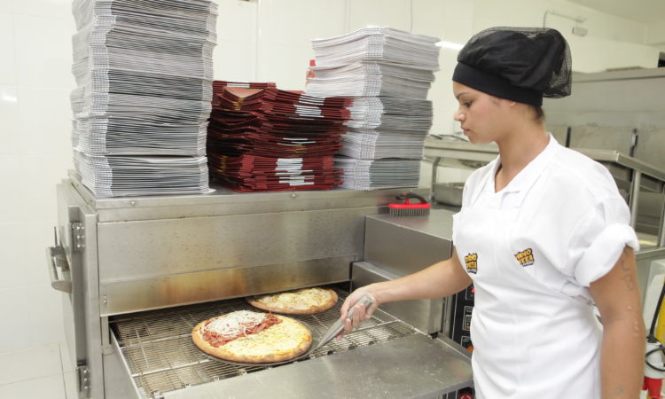 Atendente de Produção em Pizzaria, jovem aprendiz - R$ 1.150,00 - com e Sem experiência - Rio de janeiro