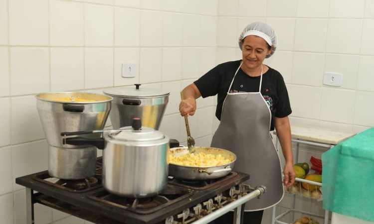 Auxiliar de Lanchonete, Vendedora - R$ 1.283,73 - Adequação às normas da empresa, trabalho em equipe - Rio de Janeiro 