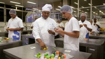 Auxiliar de Confeiteiro, Borracheiro - R$ 1.284,00 - Efetuar o preparo de bolos, trabalhar com atenção - Rio de Janeiro 