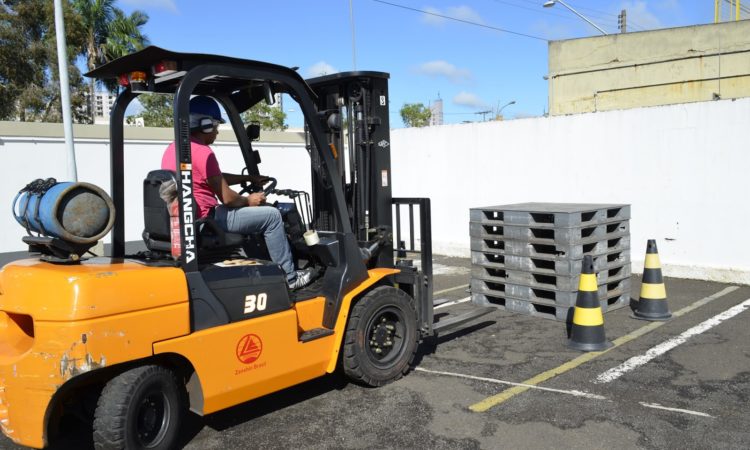 Repositor, Operador de Empilhadeira - R$ 1.269,39 - Trabalhar com o estoque e reposição de mercadorias, ser proativo - Rio de Janeiro 