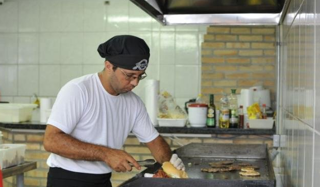 Auxiliar de Serviços Gerais, Chapeiro - R$ 1.200,00 - Efetuar a limpeza, lidar com diversos tipos de chapas - Rio de Janeiro 