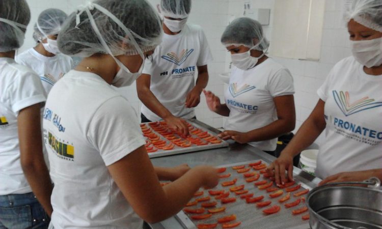 Auxiliar de Serviços Gerais, Confeiteiro - R$ 1.194,00 - Confeitar bolos e tortas, criar novos cardápios - Rio de Janeiro 