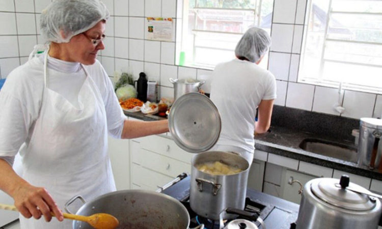 Cozinheiro, Auxiliar de Cozinha - R$ 1.200,00 - Auxiliar no pré-preparo e na finalização dos pratos - Rio de Janeiro 