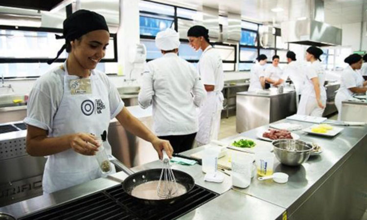 Ajudante de Cozinha, Cozinheiro - R$ 1.232,00 - Ajudar o cozinheiro, trabalhar em equipe - Rio de Janeiro 