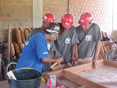 Secretária, Ajudante de Marceneiro - R$ 1.230,23 - Realizar trabalho em equipe, aplicar cola e tinta - Rio de Janeiro 