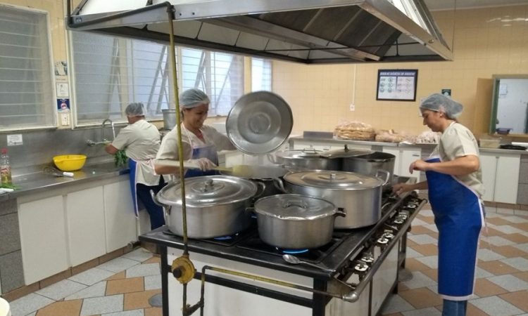 Auxiliar de Cozinha, Vigilante - R$ 1.200,00 - Ajudar o cozinheiro, limpeza da área de trabalho - Rio de Janeiro 