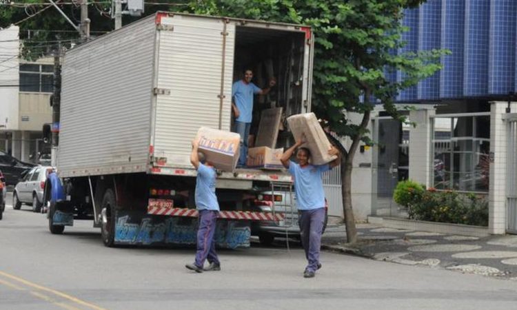 Recepcionista, Ajudante de Caminhão - R$ 2.118,27 - Realizar a entrega e manuseio de cargas - Rio de Janeiro 