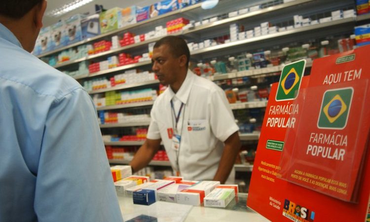 Atendente de Medicamentos, Cozinheiro - R$ 1.250,00 - Acompanhamento da produção, ser comunicativo - Rio de Janeiro 