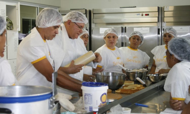 Auxiliar de Cozinha, Garçom - R$ 1.150,00 - Escala 6×1, atendimento ao cliente - Rio de Janeiro 