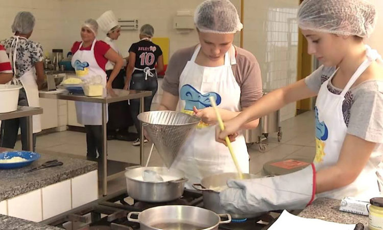 Encarregado, Auxiliar de Cozinha - R$ 1.340,88 - Limpeza de utensílios utilizados, liderar equipes - Rio de Janeiro 