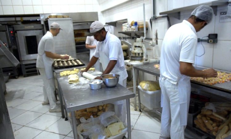 Pizzaiolo, Padeiro - R$ 1.600,00 - Trabalhar com tipos de massas diversas, ser dinâmico - Rio de Janeiro 