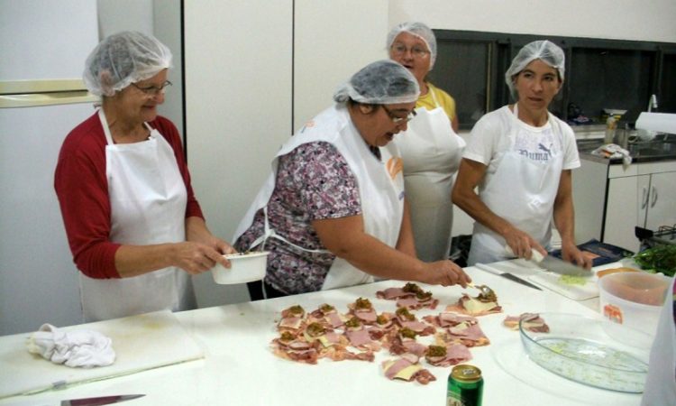 Auxiliar de Cozinha, Controlador de Acesso - R$ 1.200,00 - Ter disponibilidade de horário, atuar no pré-preparo de alimentos - Rio de Janeiro 