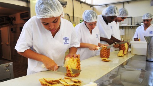 Ajudante de Cozinha, Auxiliar de Serviços Gerais - R$ 1.588,40 - Realizar trabalho em equipe, conhecimento em preparo de alimentos - Rio de Janeiro 