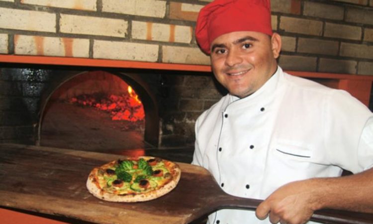 Pizzaiolo, Auxiliar de Licitação - R$ 1.600,00 - Noções em massas diversas, trabalhar em equipe - Rio de Janeiro