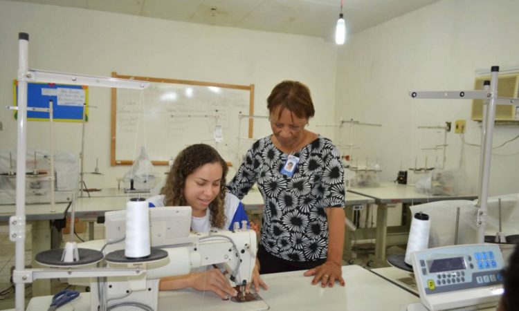 Costureira, Cumim - R$ 1.700,00 - Trabalhar em equipe, necessário ser organizado - Rio de Janeiro 