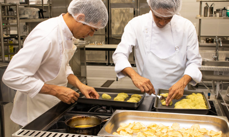 Cozinheiro, Assistente de DP - R$ 1.900,00 - Saber preparar pratos diversos, ser dinâmico - Rio de Janeiro 