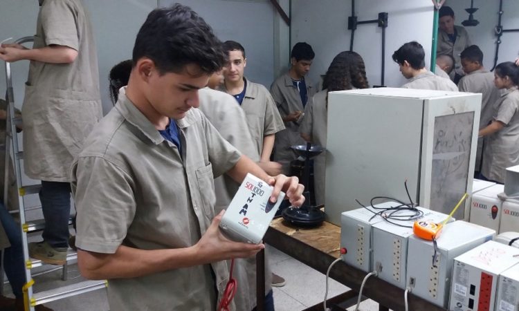 Instrutor de Informática, Chapeiro - R$ 2.600,00 - Montagem manutenção e configuração de computadores - Rio de Janeiro 