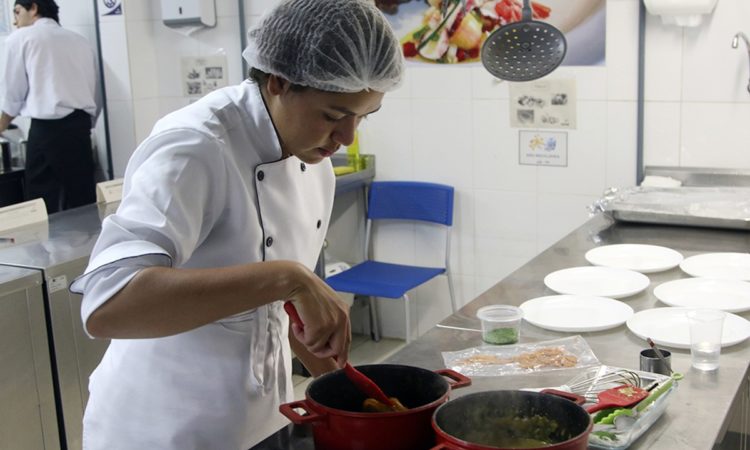 Cozinheiro, Açougueiro - R$ 1.600,00 - Liderar equipes, atuar na criação de cardápios - Rio de Janeiro 