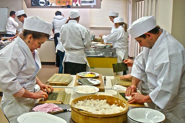 Sushiman, Cozinheiro - R$ 1.847,08 - Finalizar pratos, realizar a criação de novos cardápios - Rio de Janeiro 