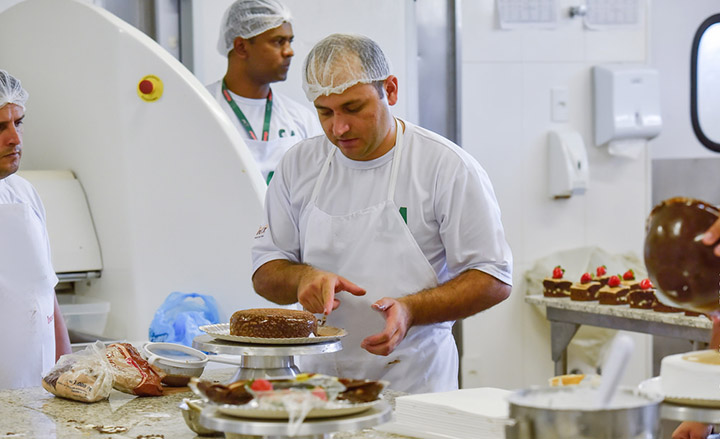 Confeiteiro, Recepcionista - R$ 1.900,00 - Manter a organização do local, ser ágil - Rio de Janeiro 