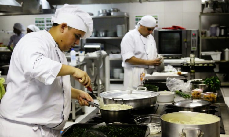 Chefe de Cozinha, Projetista - R$ 2.000,00 - Preparo de pratos e cardápios, ter pontualidade - Rio de Janeiro 