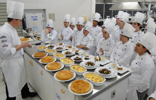 Ajudante de Cozinha, Atendente - R$ 1.100,00 - Ajudar no preparo de alimentos, ter boa comunicação - Rio de Janeiro 