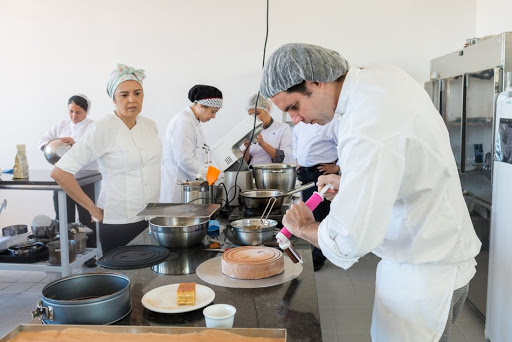 Confeiteiro, Inspetor Técnico - R$ 1.300,00 - Manter a organização, preparar doces e bolos - Rio de Janeiro 