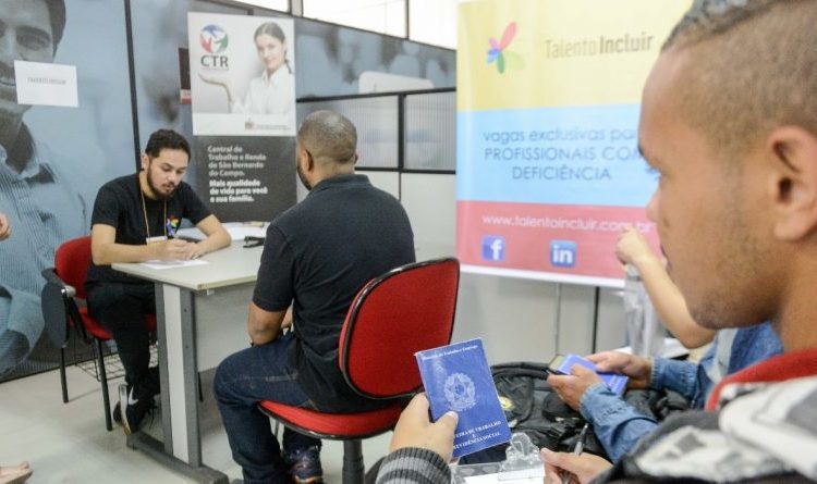 Auxiliar de DP, Locutor - R$ 1.500,00 - Ser um profissional, lidar bem com o público - Rio de Janeiro 