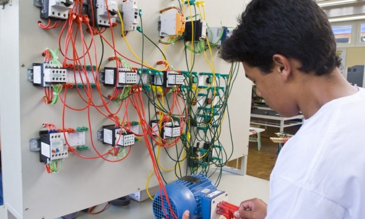 Pintor, Técnico em Eletrônica - R$ 1.500,00 - Conhecimentos em cores diversas, realizar o lixamento - Rio de Janeiro 