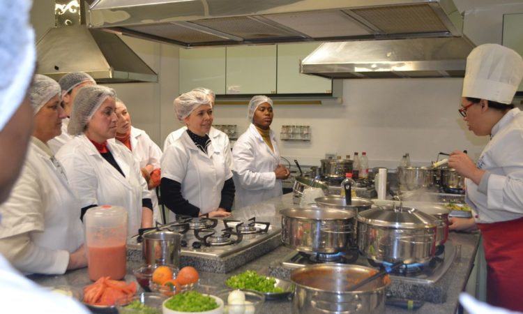 Cozinheiro, Ajudante de Eletricista - R$ 1.500,00 - Preparo e organização de cardápios, ter comprometimento - Rio de janeiro 