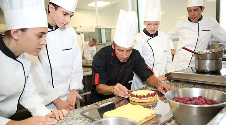 Confeiteiro, Encarregado de Loja - R$ 1.483,41 - Realizar o preparo de doces, ter organização - Rio de Janeiro