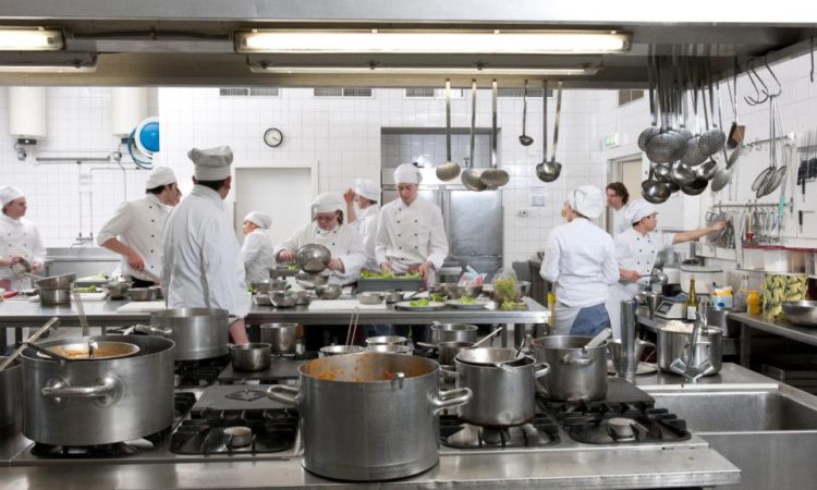 Cozinheiro, Auxiliar de Reservas - R$ 1.600,00 - Preparo de refeições, ser dinâmico - Rio de Janeiro 