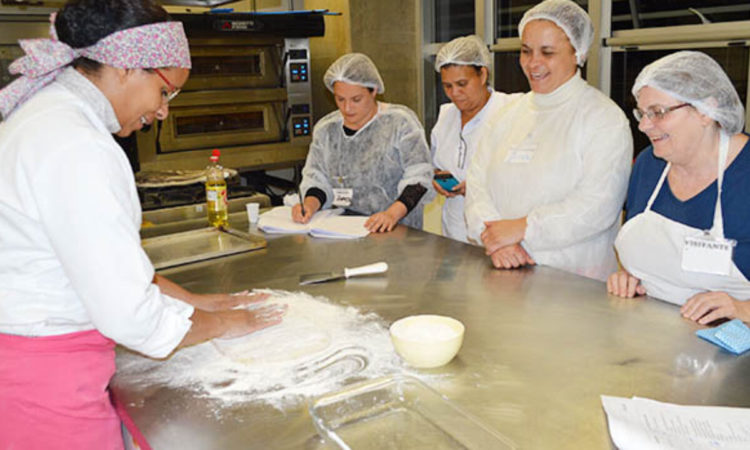 Confeiteiro, Controlador de Rota - R$ 1.800,00 - Preparo de doces e bolos diversos, trabalhar em equipe - Rio de Janeiro 