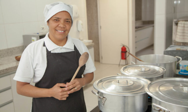 Cozinheira, Encarregado - R$ 3.000,00 - Ter comprometimento, realizar o corte de alimentos - Rio de Janeiro 