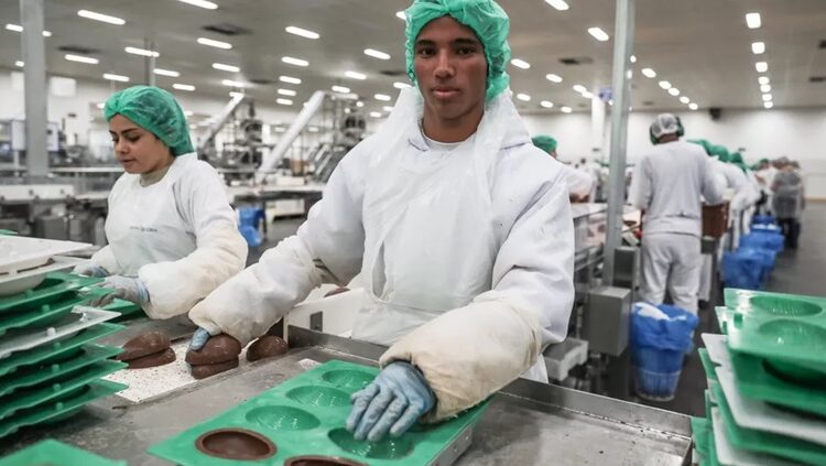 AUXILIAR DE PRODUÇÃO DE OVOS PÁSCOA, ATENDENTE DE LOJA, CAIXA - FABRICA DE CHOCOLATES - RJ