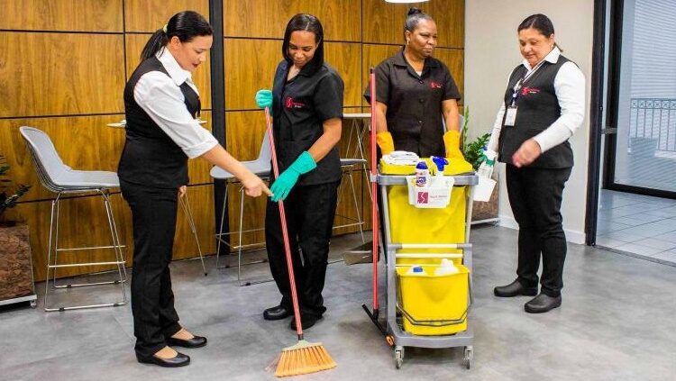 SACADA VAGAS DE AUXILIAR DE SERVIÇOS GERAIS, VENDEDORA - LOJA DE ROUPAS - RJ