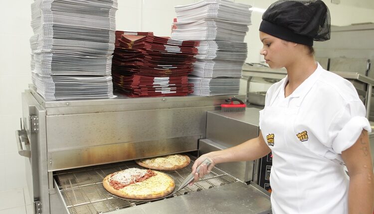 AUXILIAR DE COZINHA, OPERADORA DE CAIXA, MOTOBOY - PIZZARIA - RJ