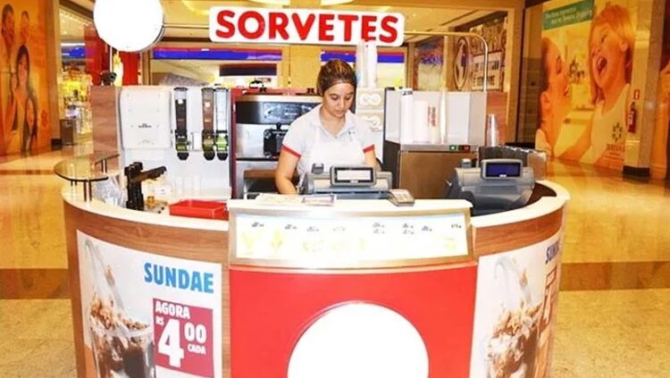 Atendente, auxiliar de cozinha, caixa - sorveteria está Precisando - Rio